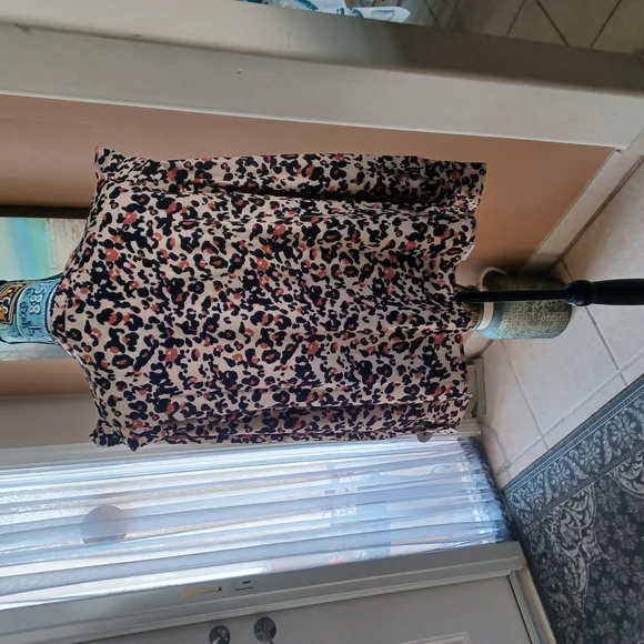 🌟 3 For $15!!! SHEIN Black and Brown Ruffled Blouse - Picture 2 of 4